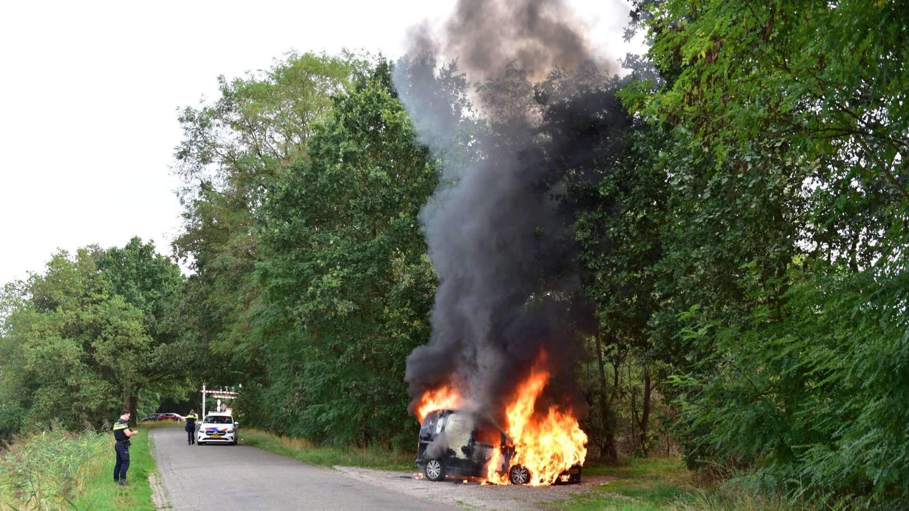 Busje vliegt tijdens het rijden in brand in Kelpen-Oler